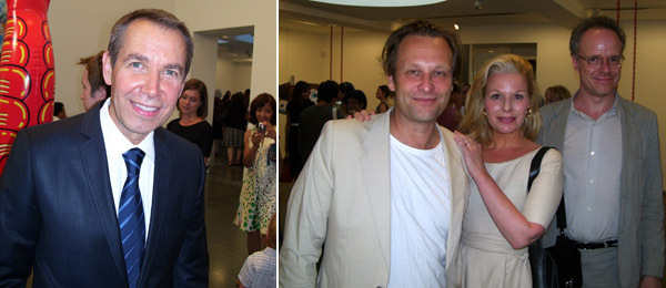 左图：艺术家杰夫•昆斯。 右图：威尼斯双年展策展人丹尼尔•伯恩鲍姆和作家 Charlotte Birnbaum 以及蛇形的小汉斯。 