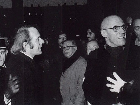 德勒兹（左），萨特（中）与福柯（右）在雷诺工厂大门外，参加为被暗杀的Pierre Overney举办的抗议活动，1972年2月28日.