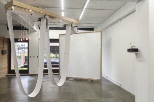 毛利悠子，《I/O – 没有马戏团的马戏团》，2016，混合材料，尺寸可变.