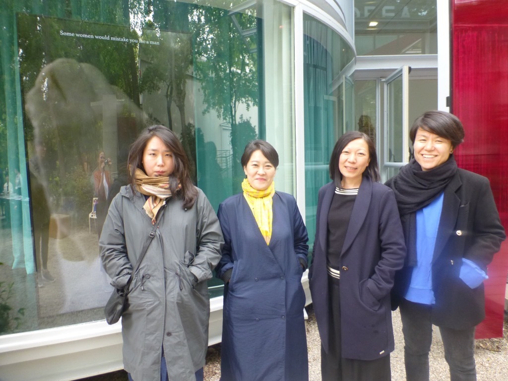 韩国馆策展人金炫进（左起第二）和艺术家南和延，简·金凯森以及郑恩瑛.