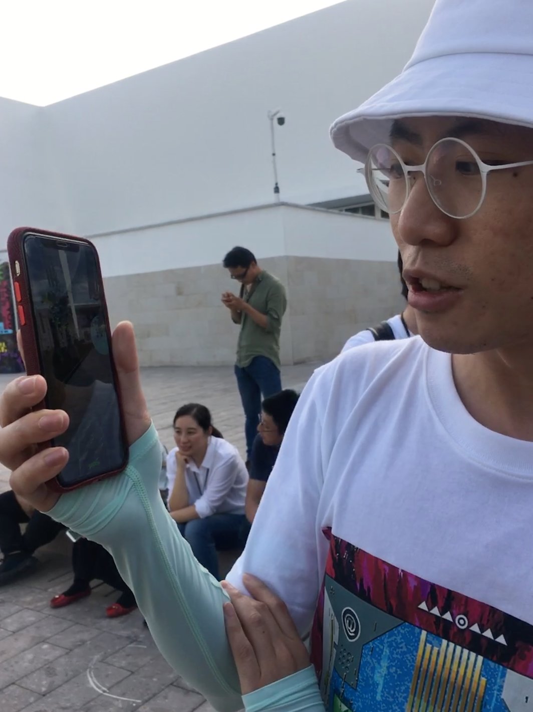 艺术家谢明炫在展示他与强家栋为青艺周开发的“NPC大游戏”AR.