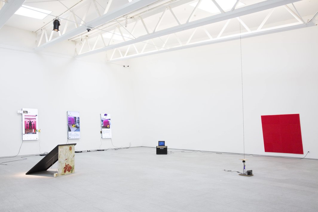 哈龙·米尔扎，“电之离调”，2019，展览现场；供图：四方当代美术馆.