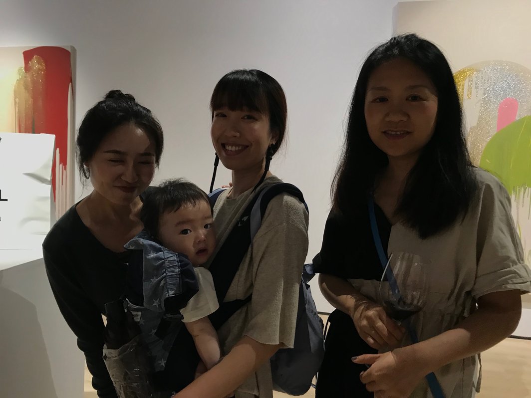 桑塔画廊的王琬、艺术家于吉和她的儿子邓吉儿，以及星美术馆策展人巢佳幸.