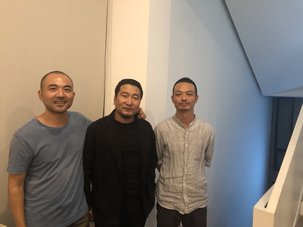 从左至右：艺术家郭海强、石珩伯和鲁大卫.