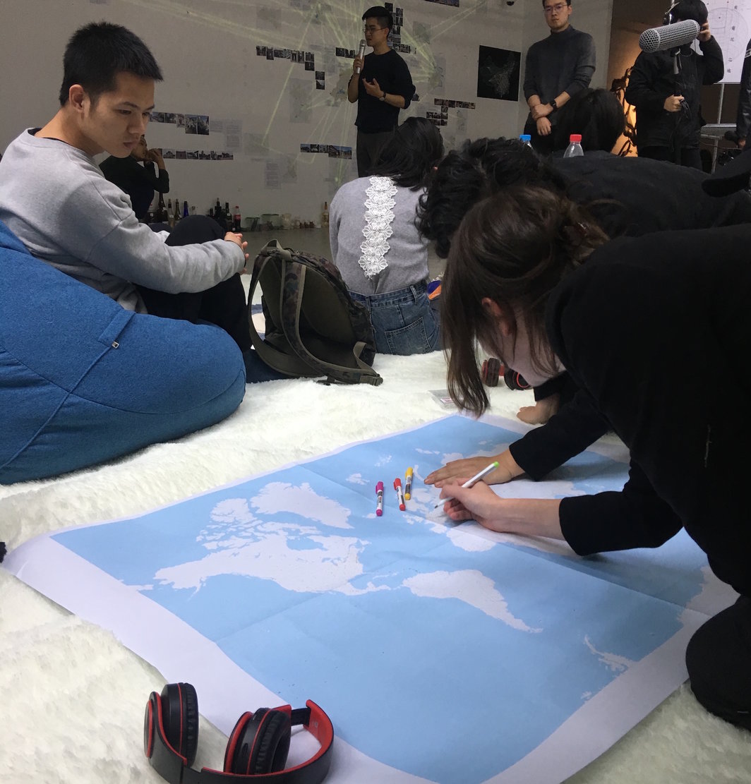 观众参与“九樟学社”发起的地图标识活动.