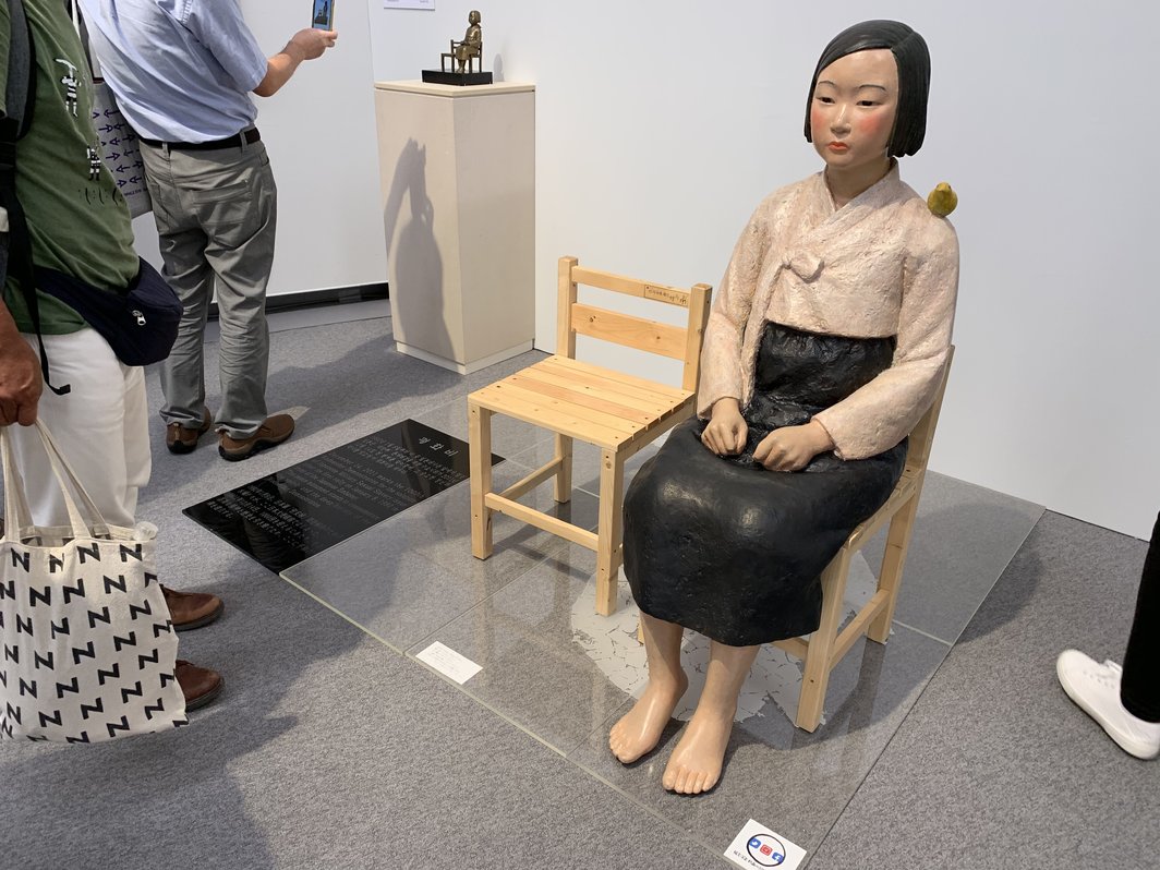 金运成（Kim Eun-sung）和金曙炅（Kim Seo-kyung）的《和平少女像》在爱知三年展预展现场，2019年7月31日，摄影：马然. 8月3日，该作品所在的“表现的不自由：其后”单元被暂时关停.