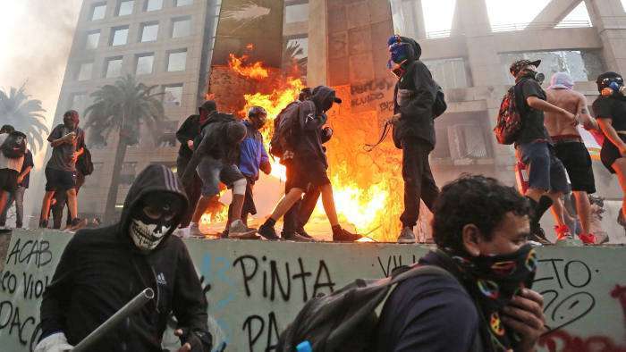 2019年在智利首都圣地亚哥的街头抗议者. © ELVIS GONZALEZ/EPA-EFE/Shutterstock.