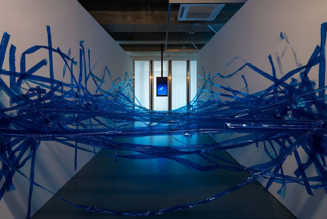 关尚智，《蓝是新的黑》，马凌画廊（香港）装置现场，2017；图片由马凌画廊及艺术家提供.