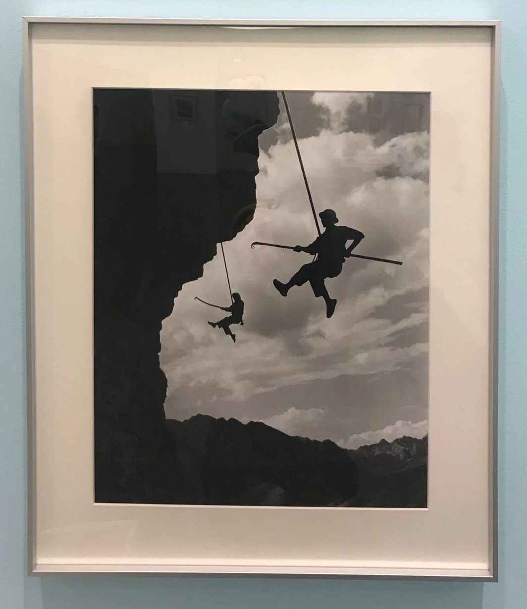 魏德忠，《凌空除险》，1960-69，摄影，30.4 x 40.6 cm.