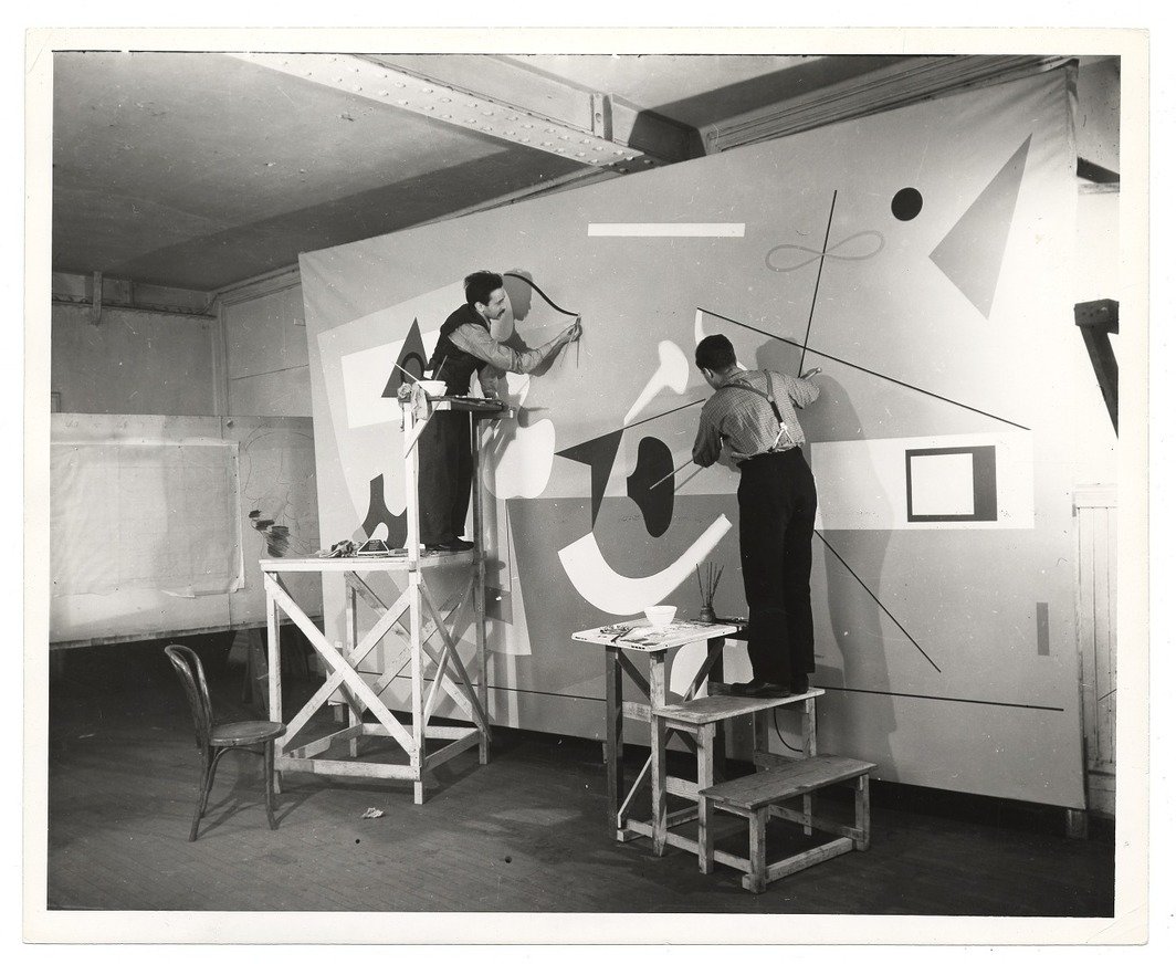 伊利亚·博洛托夫斯基（Ilya Bolotowsky）与助手约翰·乔斯林（John Joslyn）合作的威廉斯堡住房项目壁画，1938，照片，9 3/4 x 8 1/4". 图片来源：美国艺术档案馆，史密森尼学会.