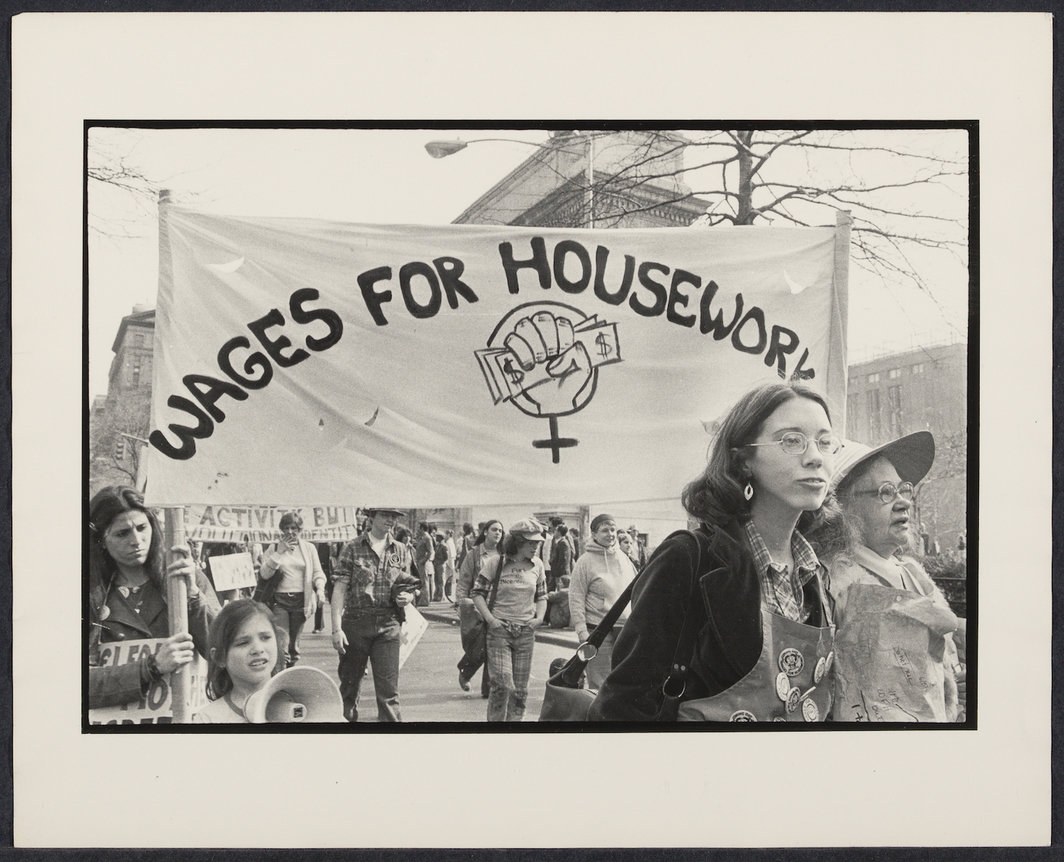贝蒂·洛讷（Bettye Lane），《“家务劳动有偿化”支持者在国际妇女节游行现场，纽约》，1977年3月12日. 图片来源：Schlesinger Library, Radcliffe Institute, Harvard University.