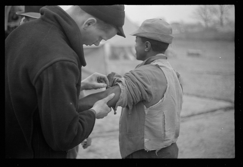 沃克·埃文斯（Walker Evans），《洪水后，黑人灾民在阿肯色州玛丽安娜的营地接种疫苗》，1937年2月. 图片来源：Farm Security Administration - Office of War Information Photograph Collection (Library of Congress).