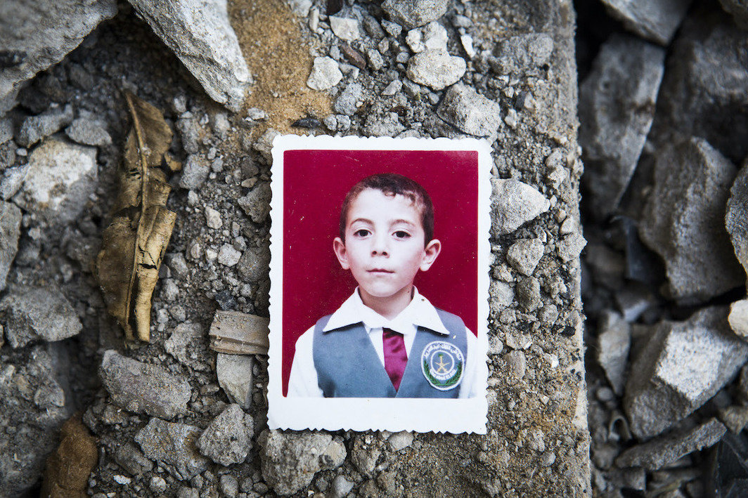 Abdallah Abdel Hadi Al Majdalawi，13岁，他的照片被摆放在他位于贾巴利亚（Jabalia ）难民营的家的废墟上. Abdallah以及他19岁的哥哥Abdelrazek、9岁的堂弟Rawan和8岁的Mahmoud在2014年8月3日以色列发起的攻击中丧生.  摄影：安·帕克.