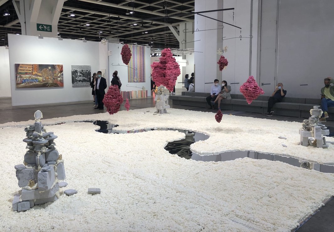 陆浩明，《产物，残物》，2020，香港巴塞尔艺术展现场.