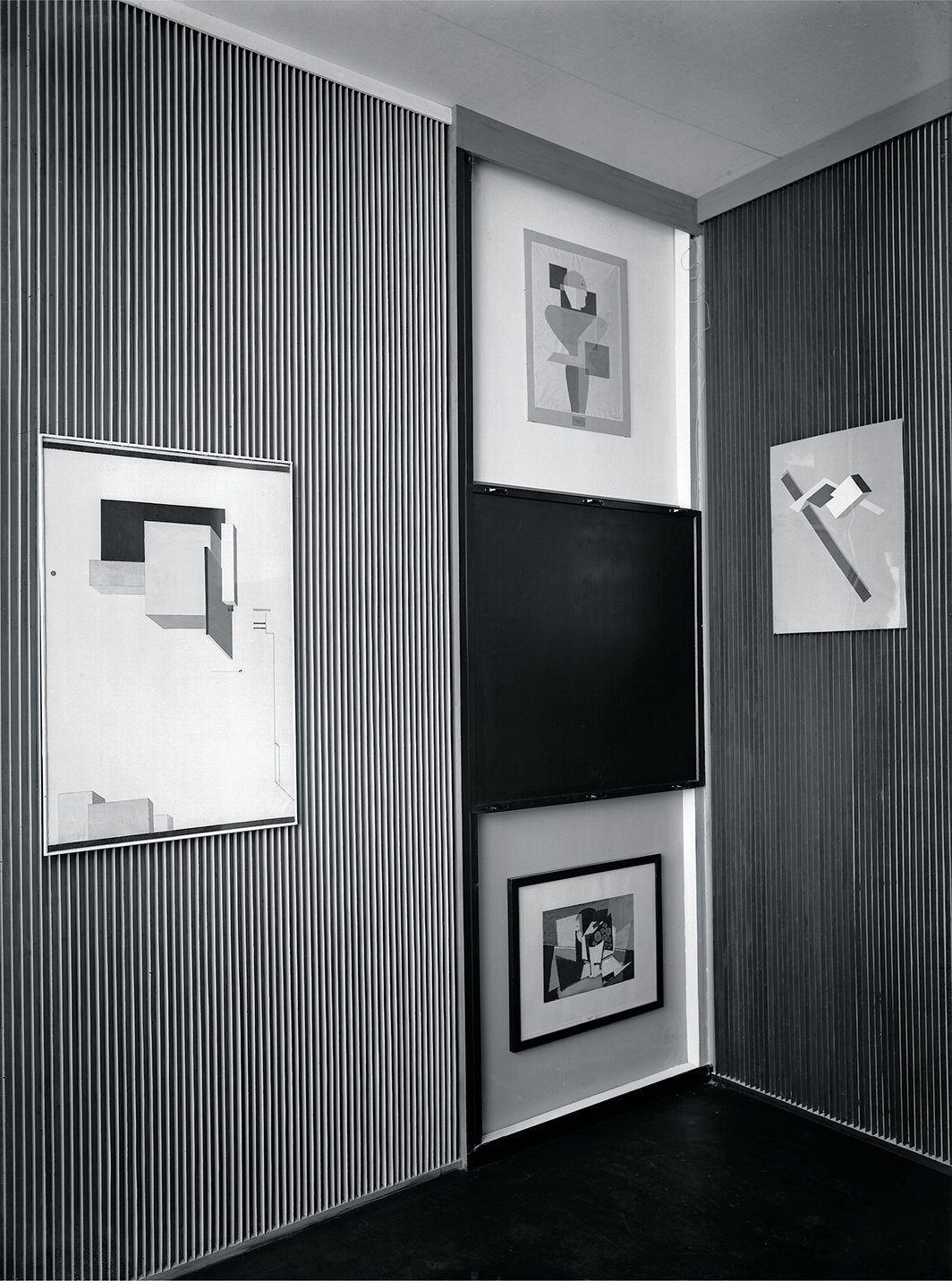 埃尔·利西茨基，《抽象柜》，1927-28，木材、金属、玻璃、布料。展览现场，汉诺威州立博物馆，德国，1928.