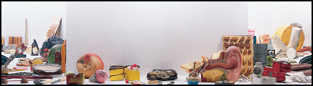 克劳斯·欧登伯格，《老鼠博物馆》（局部），1967-77，木材、波纹铝板、陈列柜中的385件物品、亚克力、声音. 展览现场，维也纳路德维希基金会现代艺术博物馆，2012。