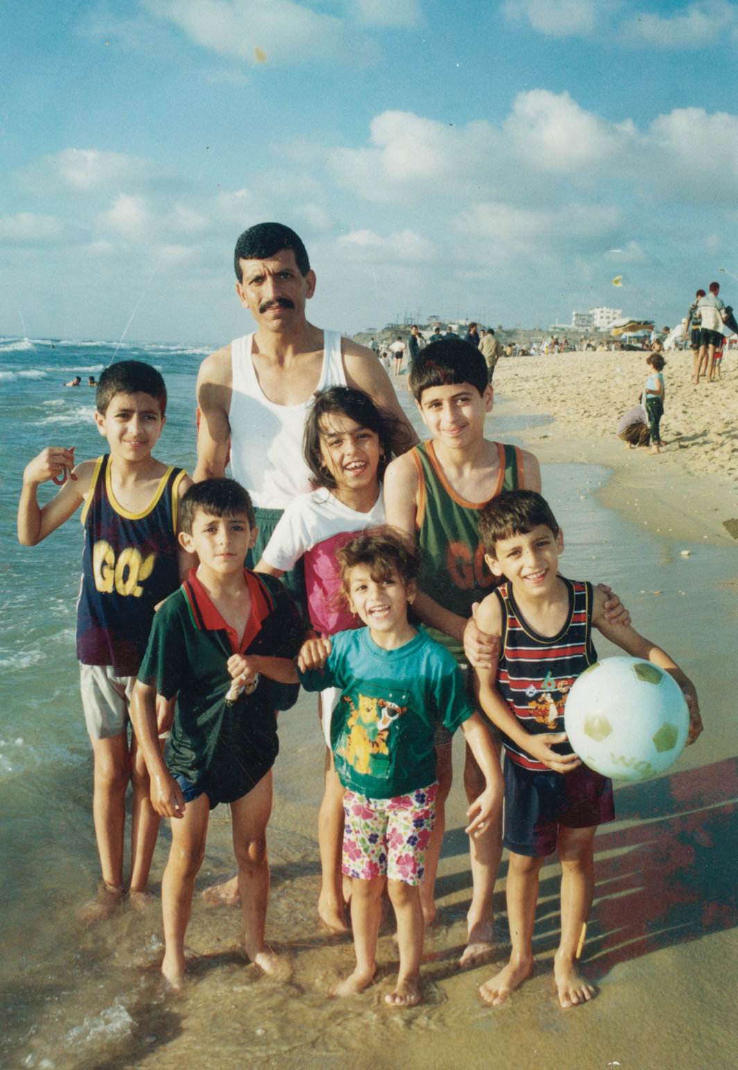 Salím Ázar和家人在加沙海滩，1999年. 巴勒斯坦博物馆数字档案.