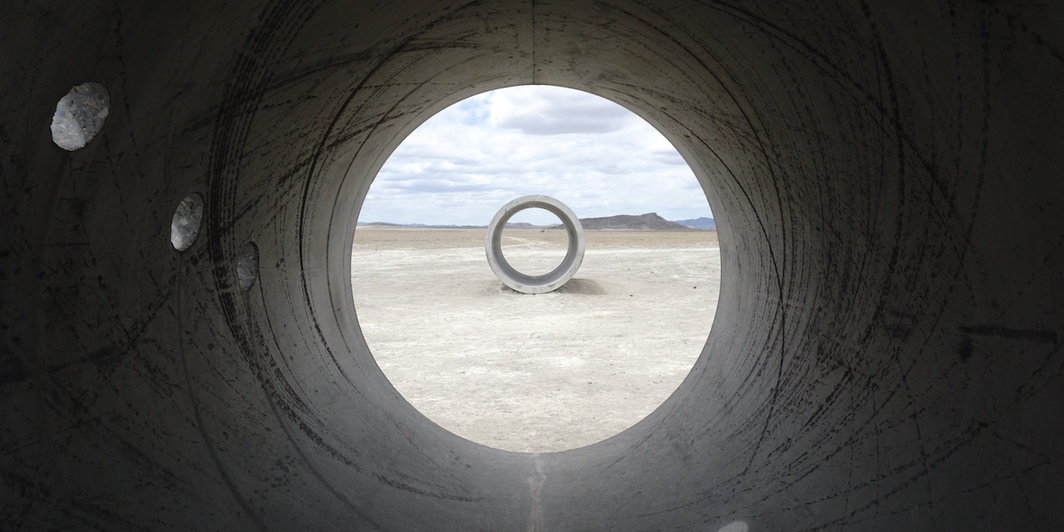 南希·霍尔特的《太阳隧道》，1973–76，大盆地沙漠，犹他州. © Holt/Smithson Foundation and Dia Art Foundation. 摄影：Sean J Patrick Carney.