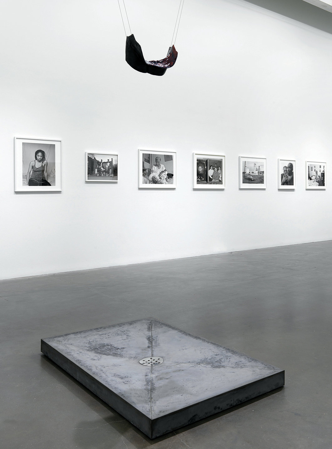 “悲伤与哀痛：美国的艺术与悼念”，2021，展览现场. 前：朱莉娅·菲利普斯，《排水孔》，2018；后：拉托娅·鲁比·弗雷泽作品，2002–11. 摄影：Dario Lasagni.