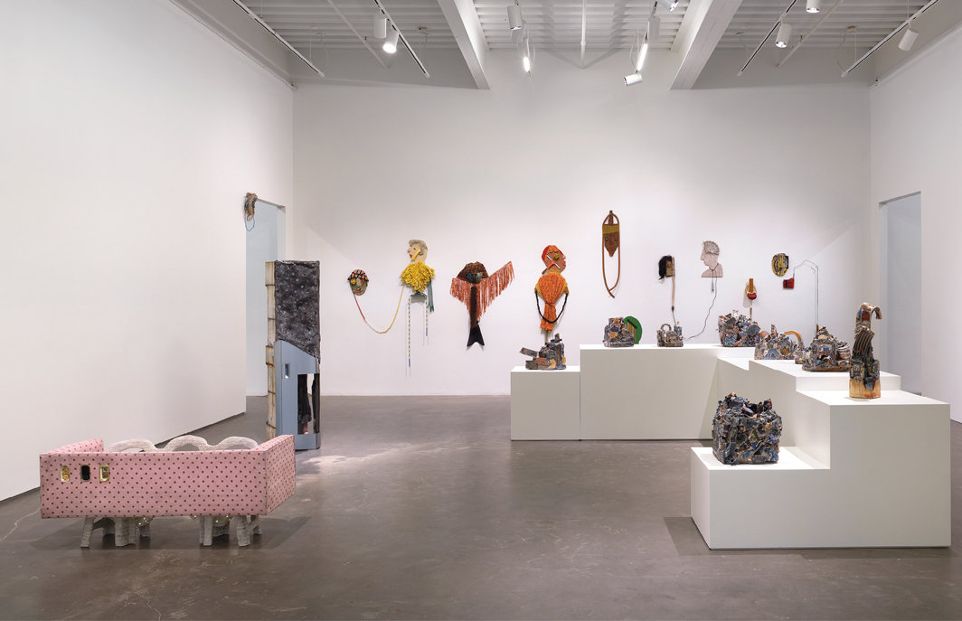2021新美术馆三年展“软水硬石”展览现场，2021–22，新美术馆，纽约. 从左至右分别是安·格林·凯利、布莱尔·萨克森-希尔、卡里·罗伯特·厄文的作品.