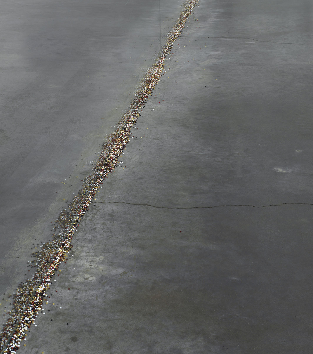 珍妮·弗雷·朱特里，《争取不待定的标题》（局部），2020，珠子. 纽约新美术馆展览现场，2021. 摄影：Dario Lasagni.