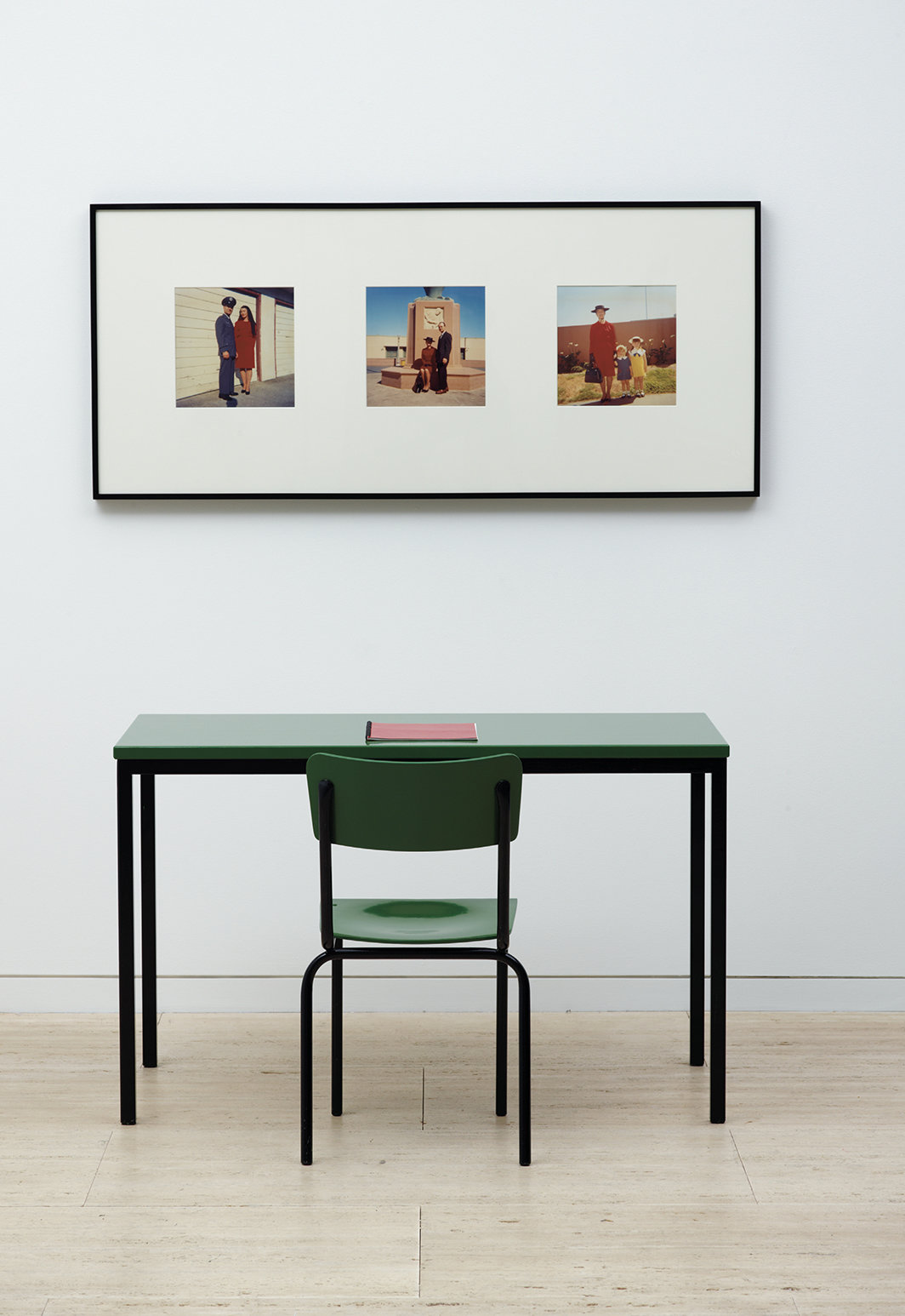 艾伦·塞库拉，《对三联照的思考》（Meditations on a Triptych），1973-97，三张数码激光冲印照片，阅读桌，椅子，印刷小册子，尺寸可变.
