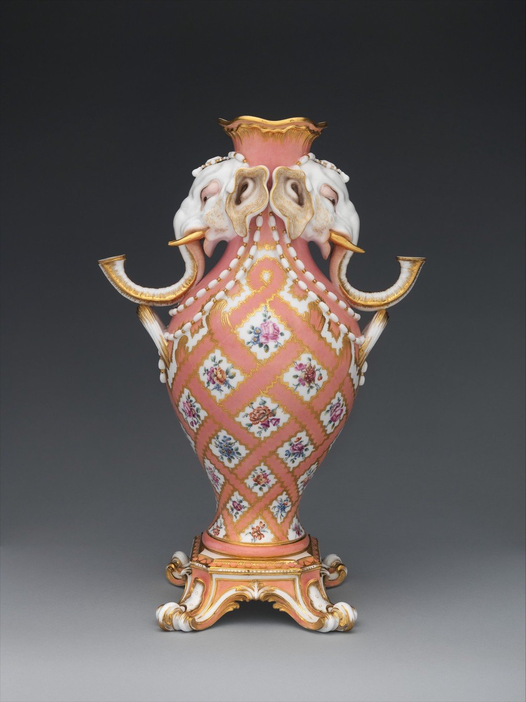 塞夫勒制造厂，让-克劳德·杜普雷西（Jean-Claude Duplessis），《花瓶（大象头的花瓶）》，约1758年，软膏瓷，15 1/2 × 10 3/8 × 6 1/4''.