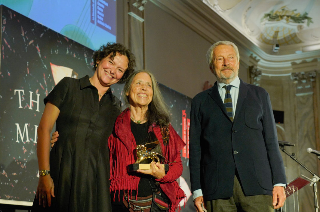 威尼斯双年展策展人塞西莉亚·阿莱曼尼，金狮奖终生成就奖得主之一塞西莉亚·维库尼亚，和威双主席罗伯托·西库托（Roberto Cicutto）. 图片：Andrea Avezzù.