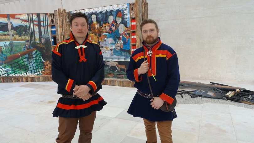 艺术家安德斯·苏纳和策展人比斯卡·奈拉斯在“萨米馆”.