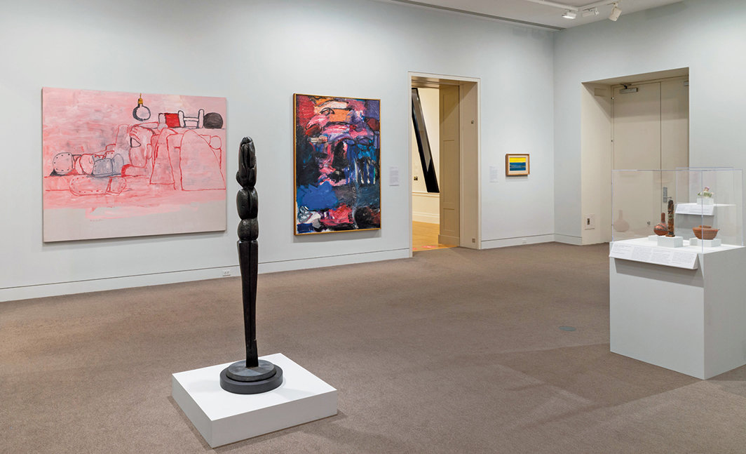 “保卫艺术”展览现场，2022，巴尔的摩美术馆. 墙上从左至右：菲利普·加斯顿，《神谕》，1974；格蕾丝·哈特根，《雅典娜-火》，1961；马克斯·恩斯特，《地震，傍晚》，1948. 前景：路易丝·布尔乔亚，《春》，1948–49/1984. 摄影：Mitro Hood.
