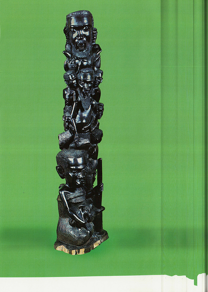 《团结》（Solidarity），1983. 这是萨莫拉·马歇尔推行的传统非洲黑木雕塑的一件样本.