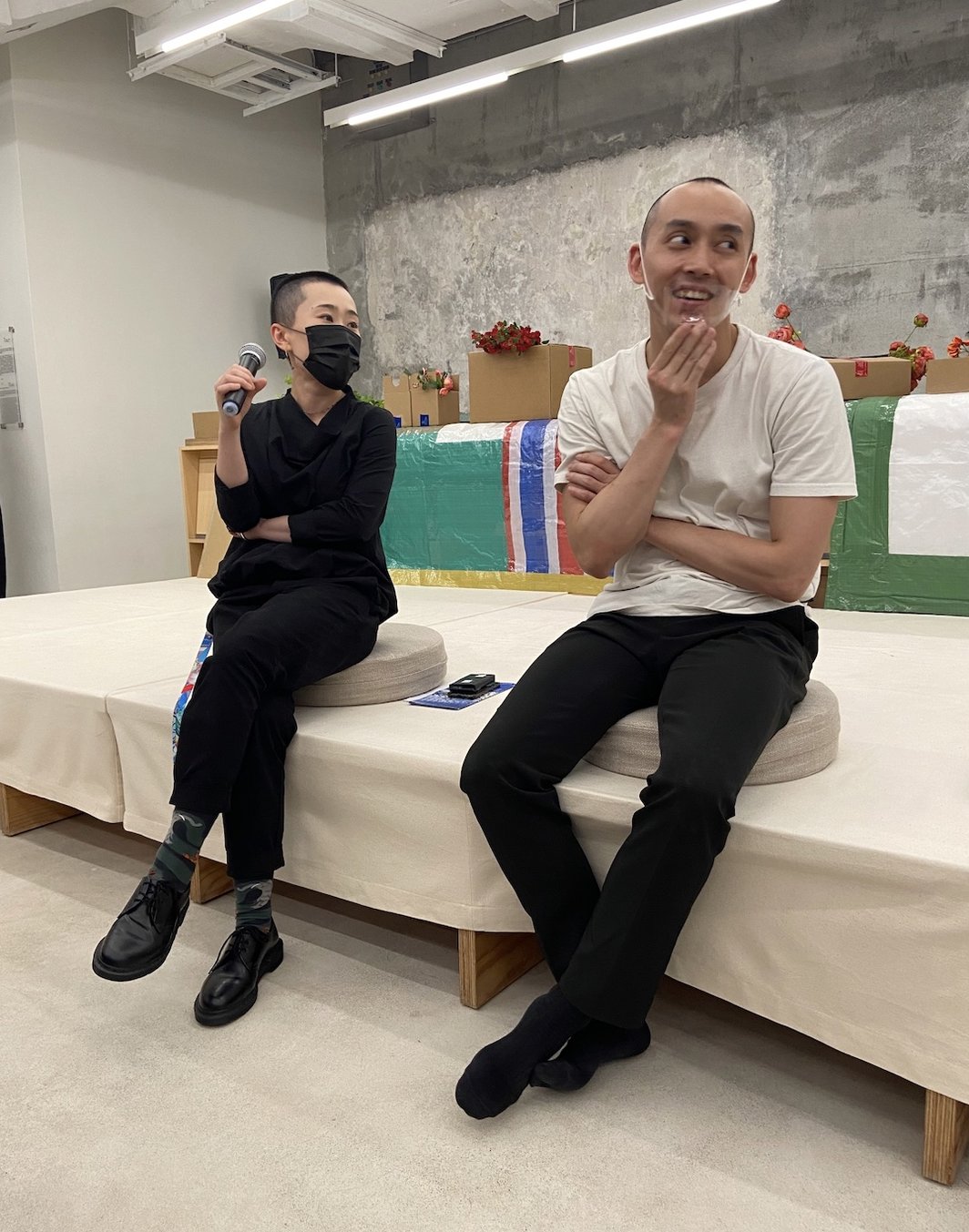 策展人王慰慰和艺术家杨浩在CHAT六厂活动现场.