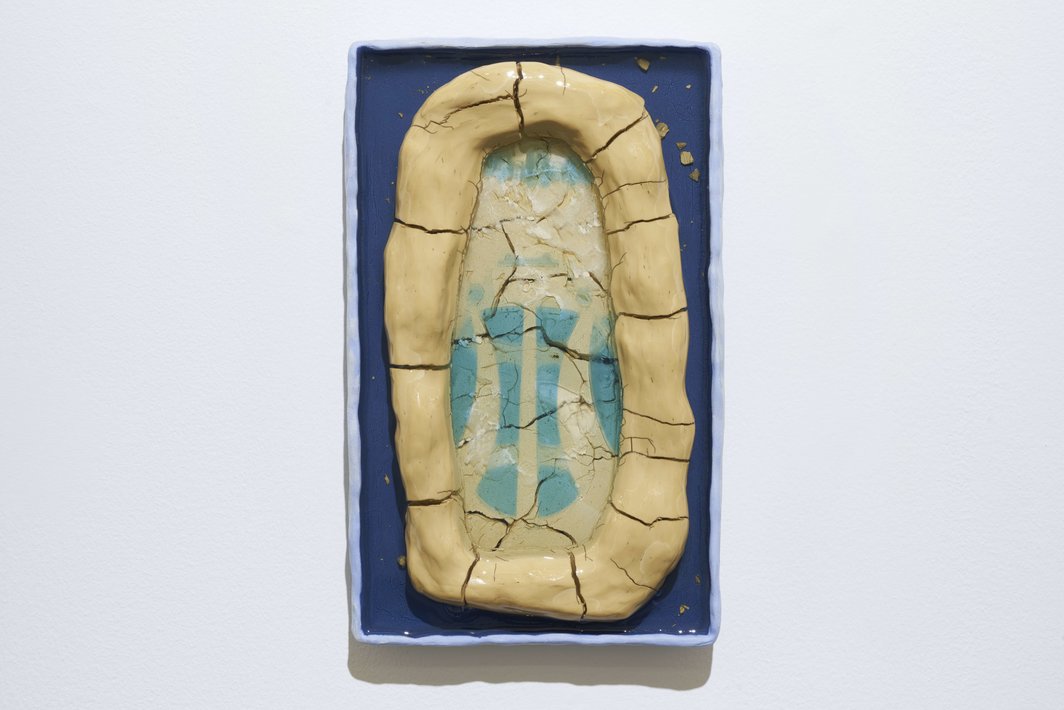 童义欣，《石化海：外骨骼》，2021，未烧制的瓷土，蓝陶，环氧树脂，颜料，35 x 22 x 6 cm.