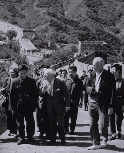 The Philadelphia Orchestra visiting the Great Wall in 1973. From left: Gretel Ormandy, Chinese musician Li Delun, Eugene Ormandy and  Wanton Balis.