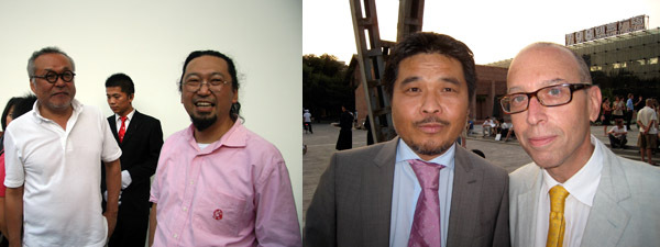 左: SCAI the Bathhouse 创办人Masami Shiraishi 和艺术家村上隆。右: 艺术家赵刚和James Cohan 上海画廊的总监Arthur Solway。(摄影: Philip Tinari)