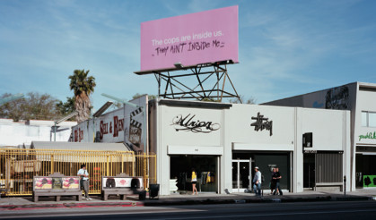 Mike Mills、 《警察就在我们里面》、 广告牌、装置现场、洛杉矶拉布雷亚大道