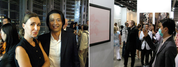 左图：Map Office的Valérie Portefaix和艺术家、建筑师Tim Li。右图：博览会观众拍照。