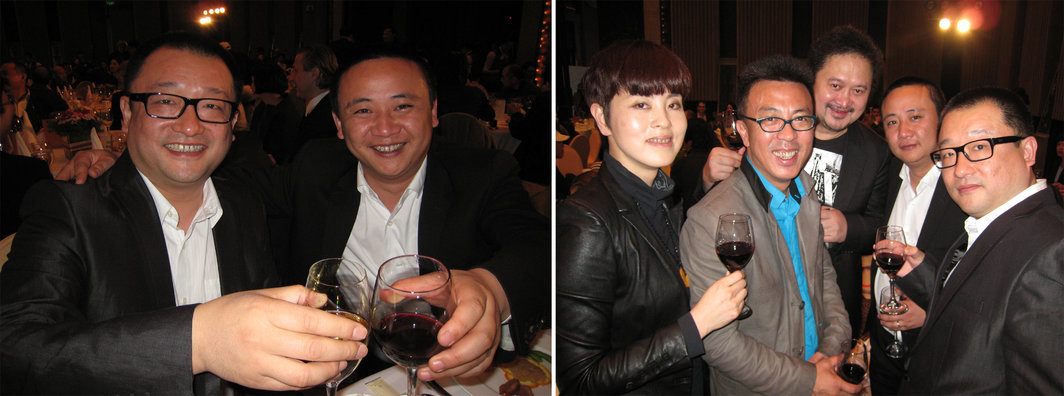 左：导演王小帅和画廊家皮力；右：艺术家喻红、刘小东、导演张元、画廊家皮力、导演王小帅
