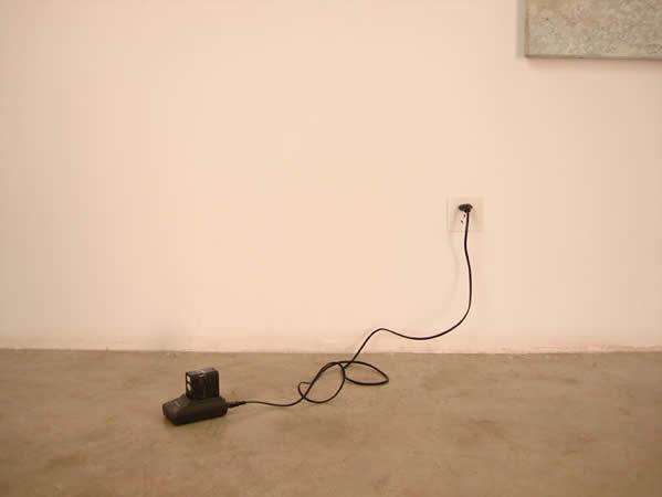 马永峰、《充电器项目》、2009、充电器、电池、插座、现成的情境