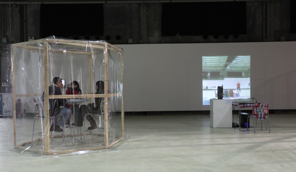 在“密室”对话，《徐坦语言工作室》现场，2011，何香凝美术馆OCT当代艺术中心。摄影：蒋涛