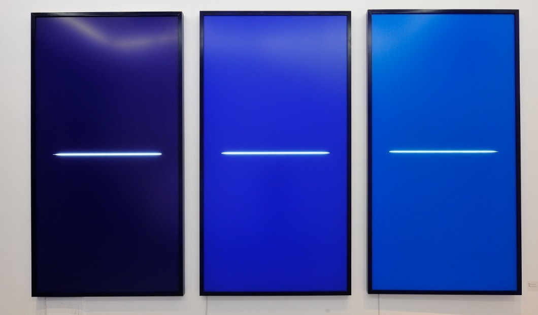 徐渠，《海平线》，铝塑板，霓虹灯，244×454cm，2011。