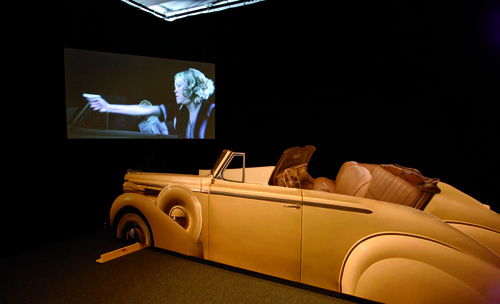 黄汉明,《再造唐人街》，2012,综合体裁装置、7频道录像，展览现场，REDCAT，洛杉矶。（摄影：Scott Groller)