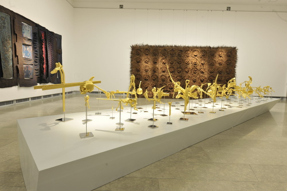 林天苗，《可能一样》，2011，聚脲、丝线、不锈钢支架.