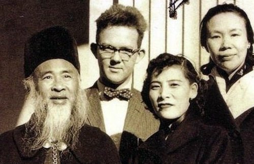 1959年高居翰（左二）与张大千（左一）及其眷属合影.