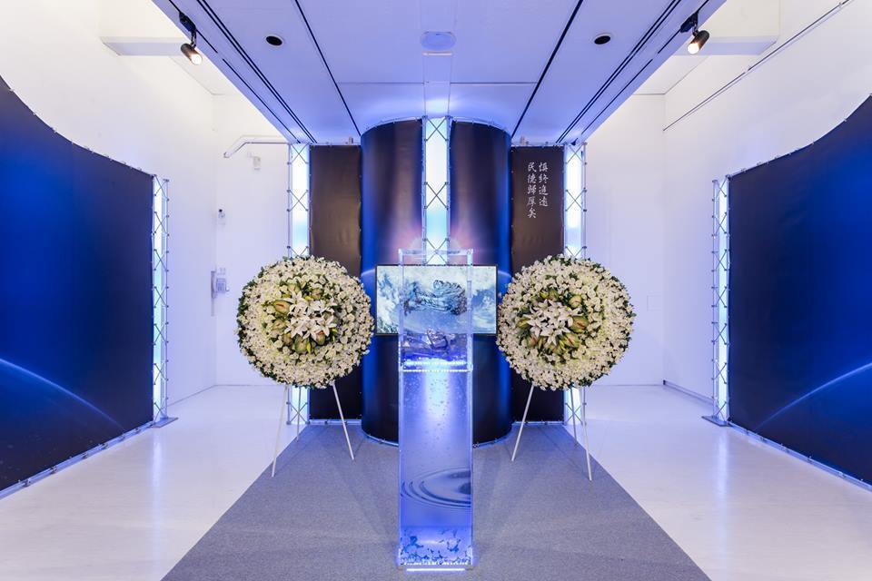 铁木耳．斯琴（Timur Si-Qin），“最早的机械葬礼：第一部”（Premiere Machinic Funerary: part I），2014，贸易展示台，玻璃柜，3D列印，录像，尺寸可变.