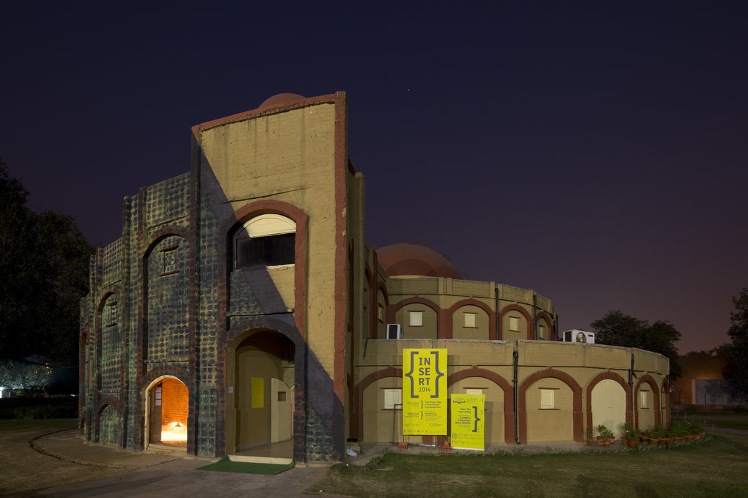 《刚刚，已经过》，Yogesh Barve和Clark House Collective，建筑物外立面胶画颜料和拓印，2014，“介入2014：全球当代的锐角”（INSERT2014），Mati Ghar（英迪拉·甘地国家艺术中心）.