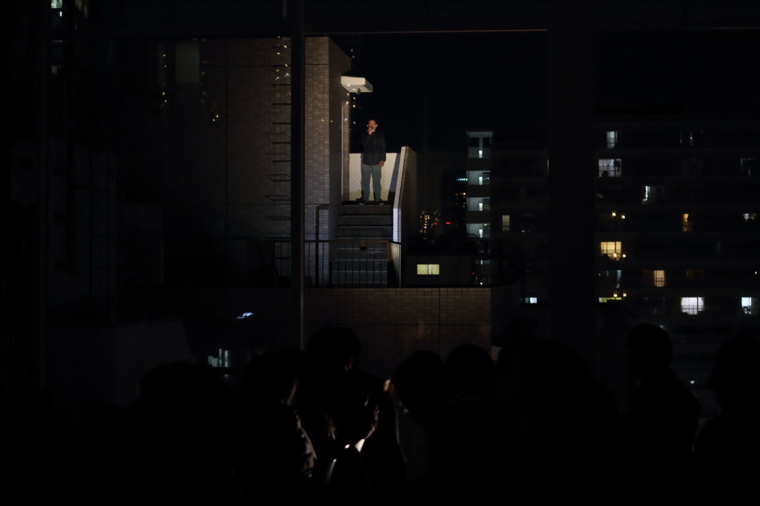 陈界仁，演讲表演现场，2016年2月，Shibaura House，东京. 图片提供：东京艺术公社，摄影：Masahiro Hasunuma.
