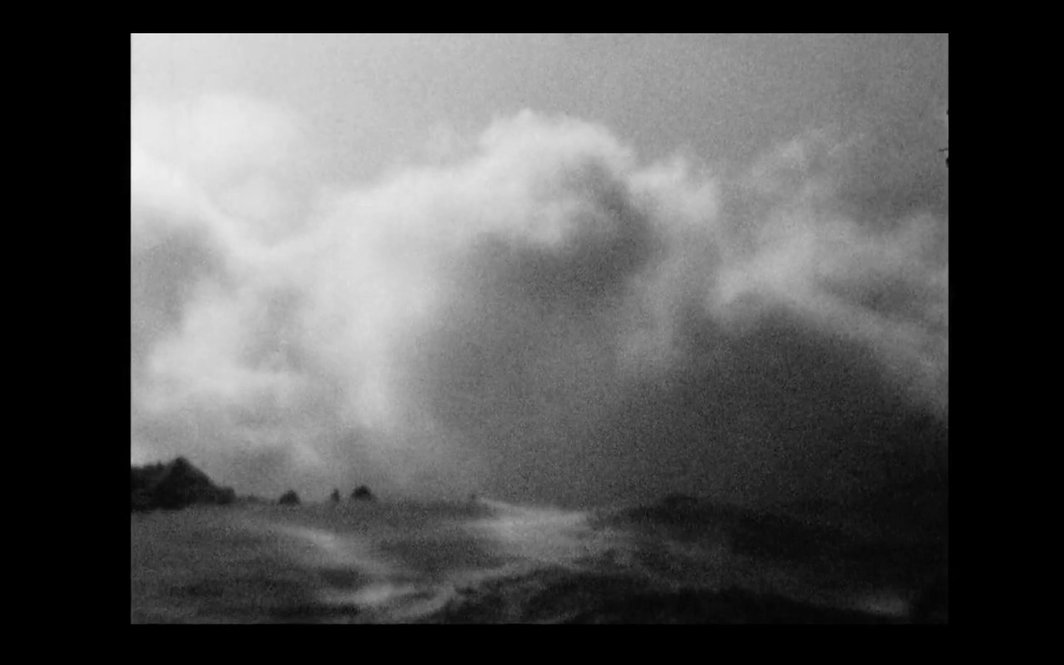 菲利普•考特，《云在大地裂痕处》（Des nuages aux fêlures de la terre），2005，超8厘米胶片，黑白，无声，18分钟.