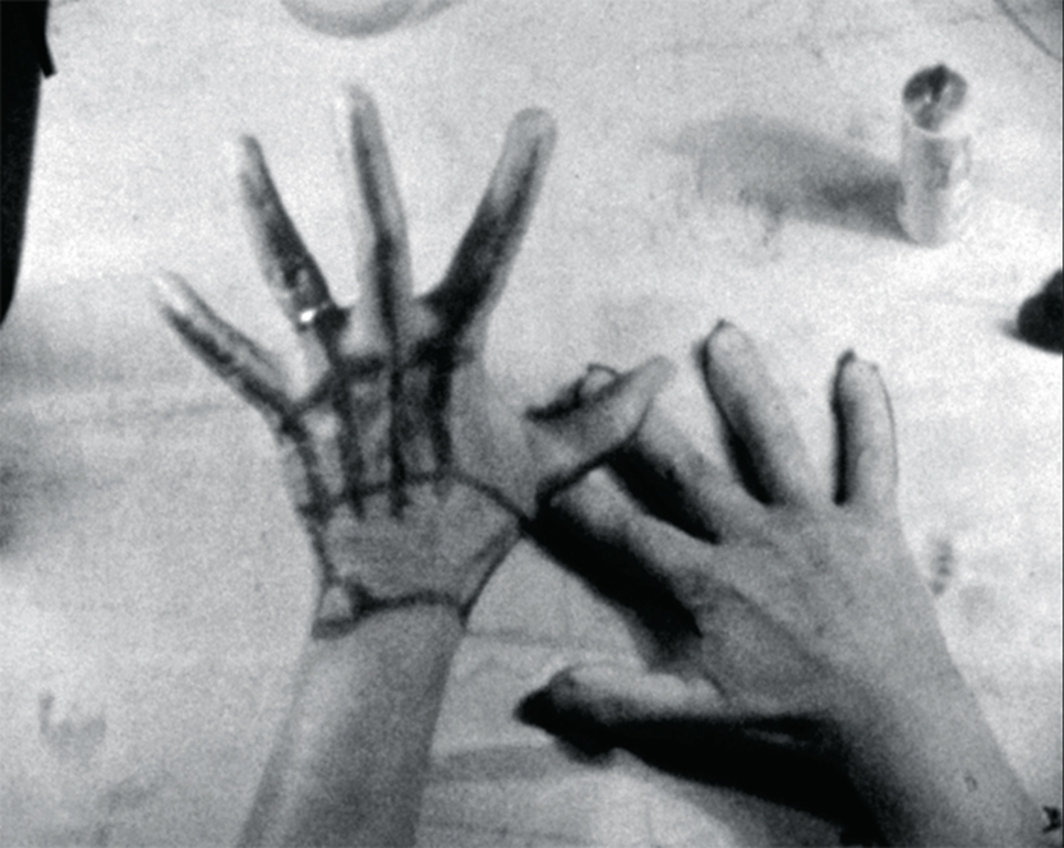 格塔·布拉特苏，《双手。对眼睛而言，我身体之手重新构成我的肖像》（Les Mains. Pentru ochi, mâna trupului meu îmi reconstituie portretul），1977，8毫米胶片转DVD，黑白，无声，4分55秒.