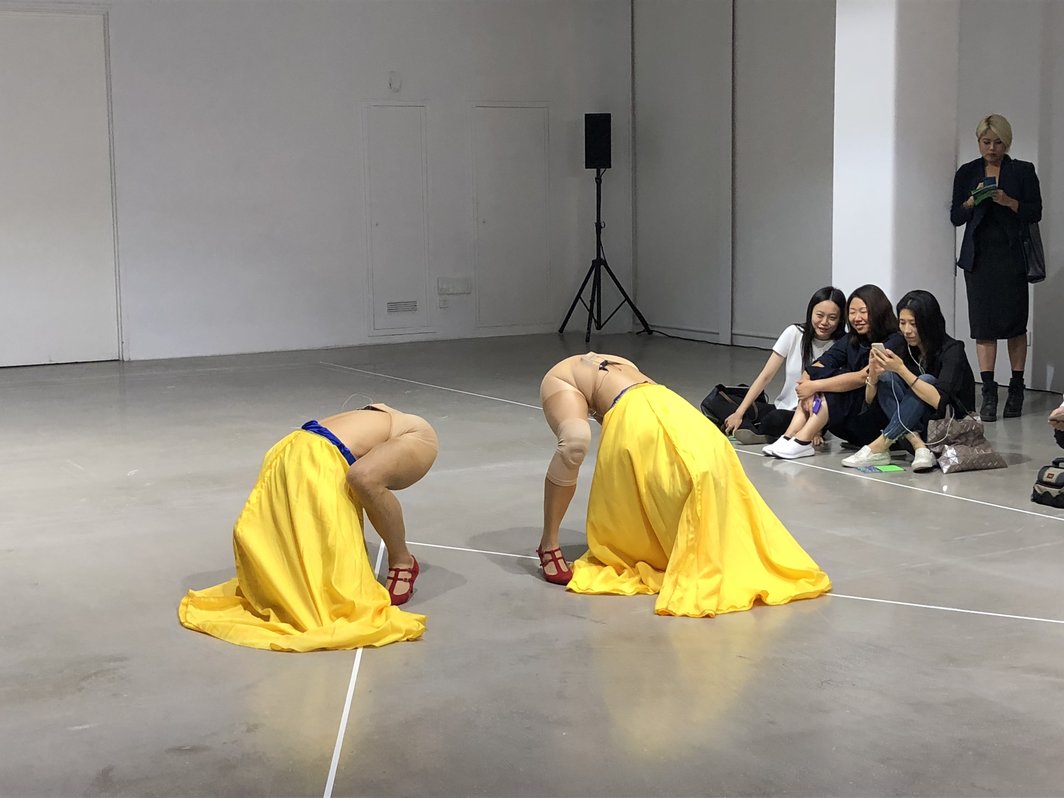 艾萨·霍克森，《公主研究》，2018，表演于上海外滩美术馆. 摄影：陈嘉莹.
